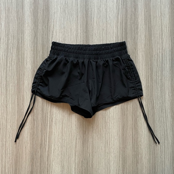 OFFLINE by Aerie Ruched Hot Stuff Short Black Small - Picture 1 of 9
